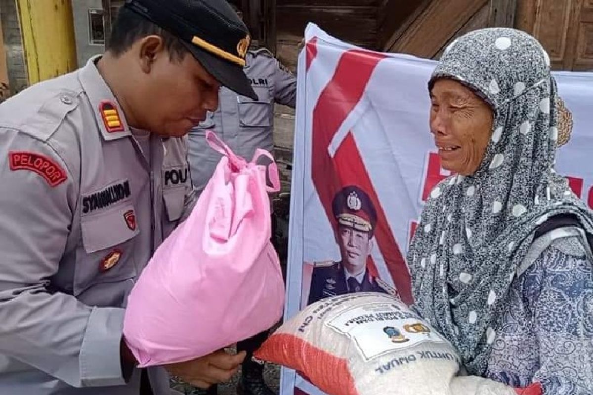 Tangis haru ibu lansia kepada Kapolsek Barumun Tengah di acara penyaluran bantuan sembako Polri