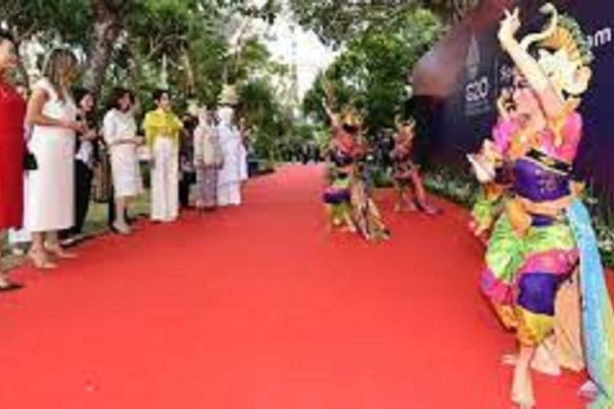 Ibu Iriana Iriana Joko Widodo ajak pendamping pemimpin negara G20 lihat kearifan lokal RI