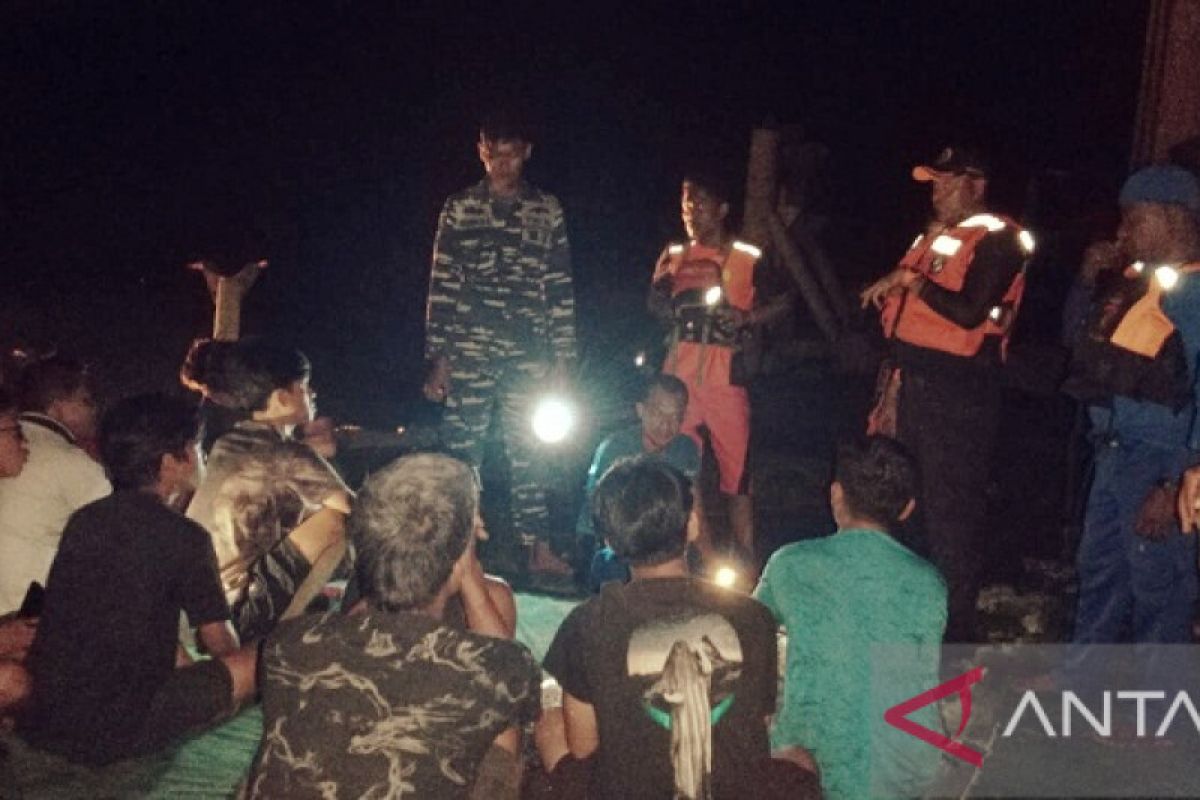 Tim SAR gabungan evakuasi kru kapal MV Mutia Ladjoni di perairan Aru Maluku