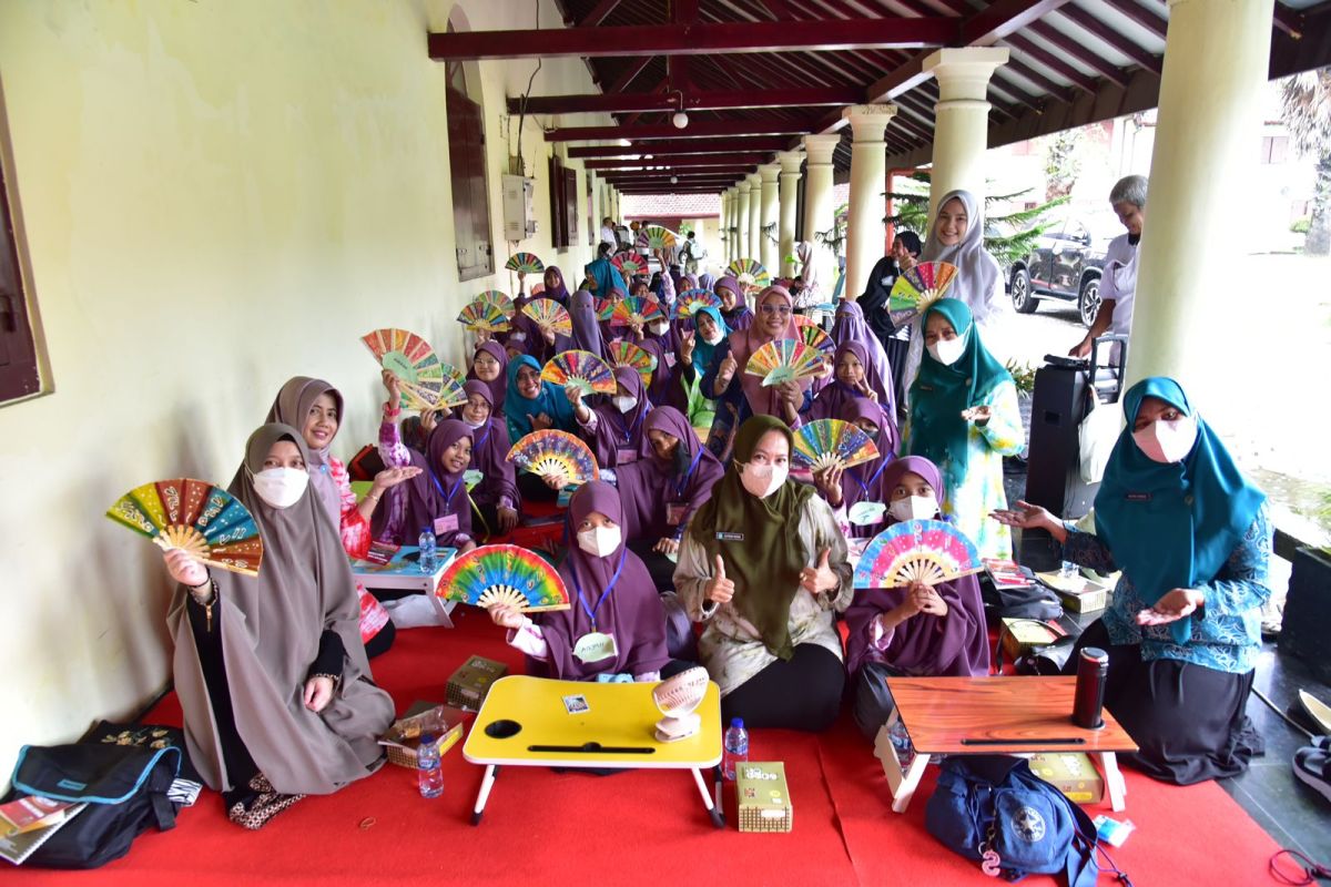 PKK-Disbudpar Sulsel menggelar "Membatik Goes to School"