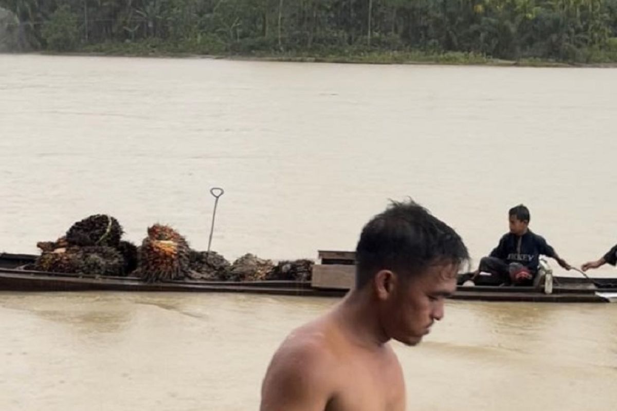Seling getek putus, warga hulu Aceh Tamiang seberangi sungai naik perahu