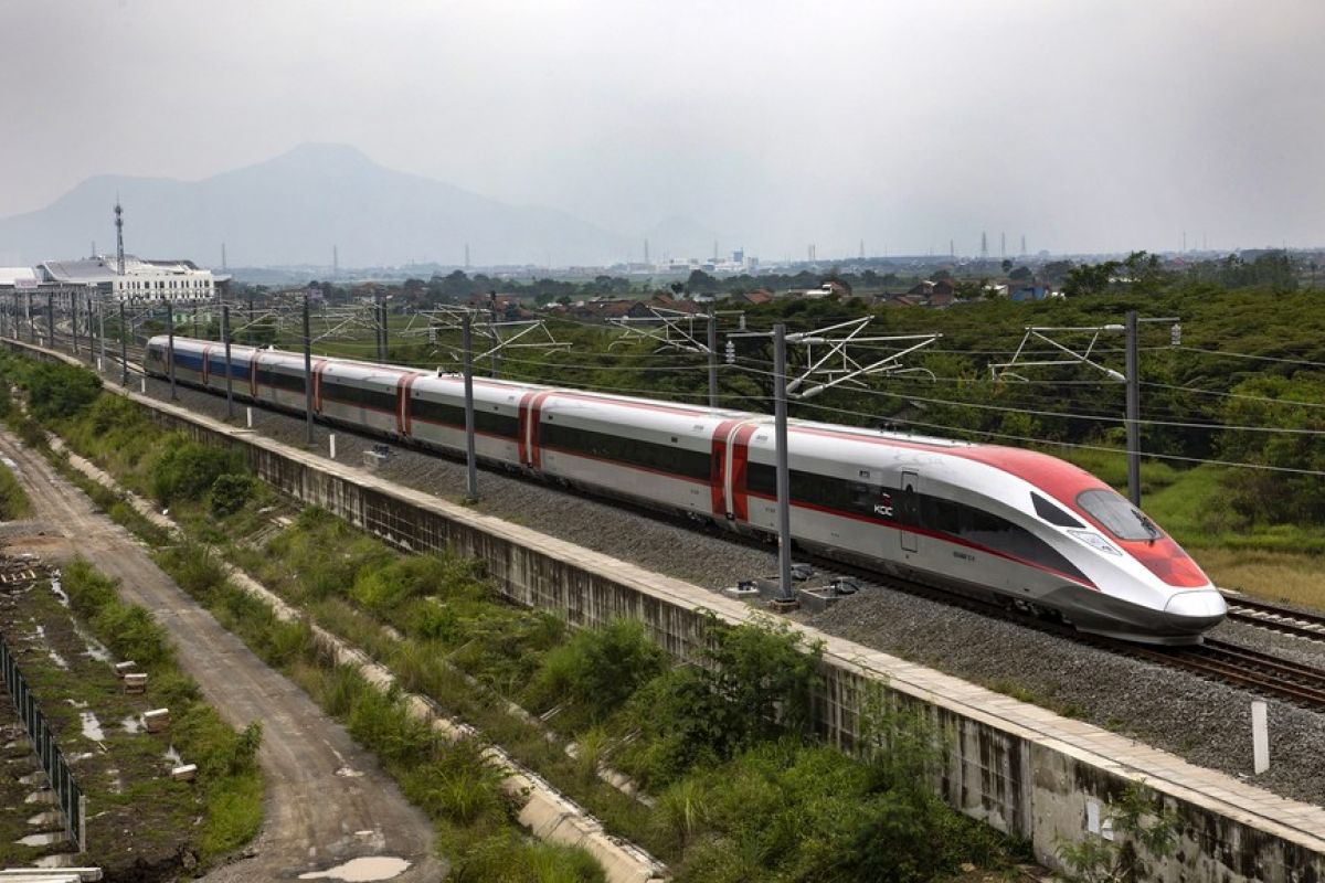 Menparekraf puji proyek Kereta Cepat Jakarta-Bandung sebagai terobosan