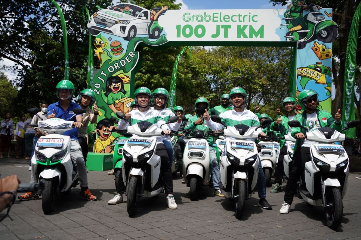 Pemprov Bali dan Ilustrator Monez, GrabElectric rayakan 100 juta kilometer