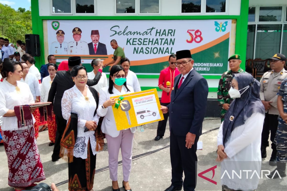 Momen HKN Ke-58, Sejumlah Bantuan Kesehatan Diserahkan Bupati Malra Guna Tingkatkan Pelayanan