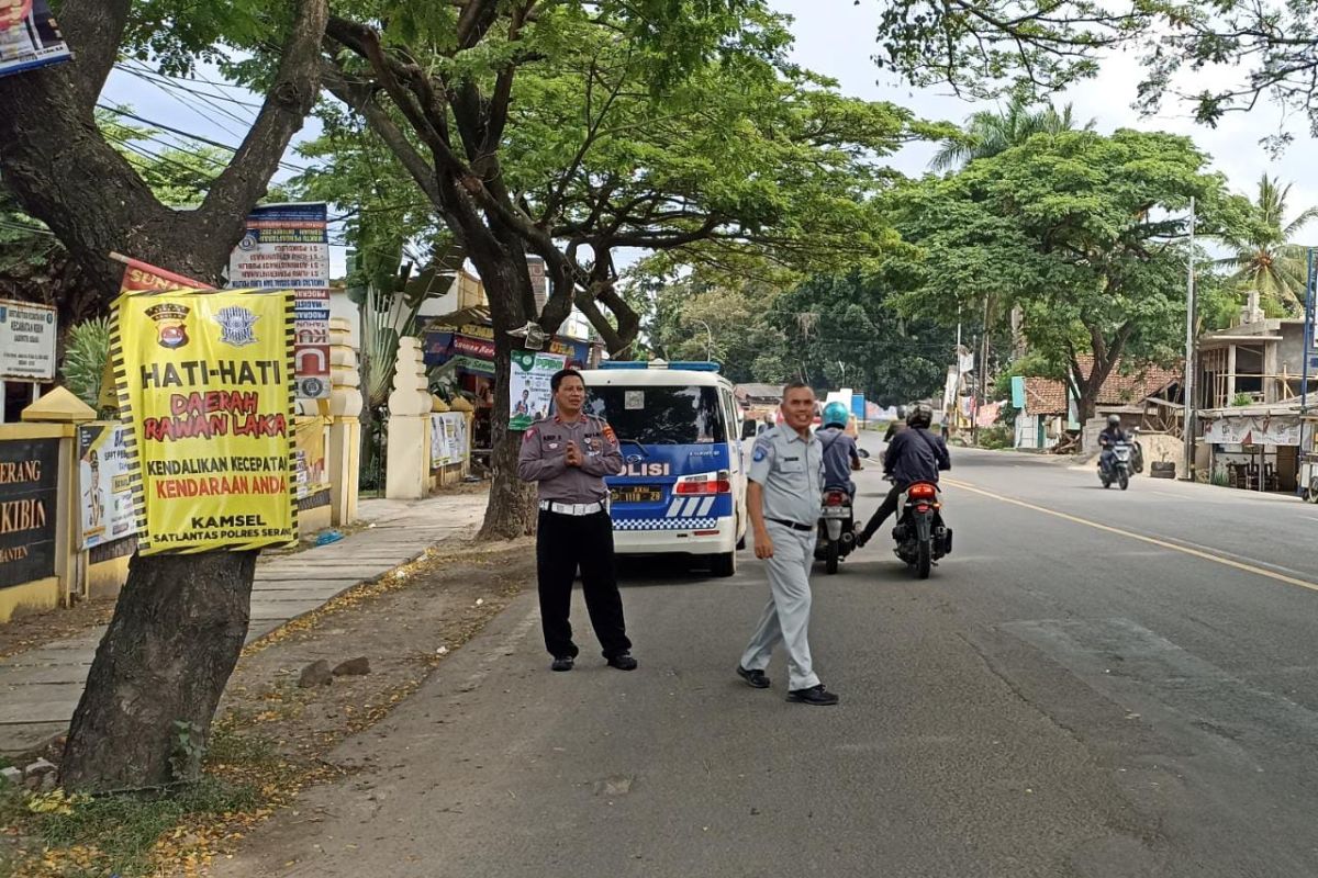 Jasa Raharja Banten dan Unit Gakkum Polres Pasang Spanduk Himbauan 