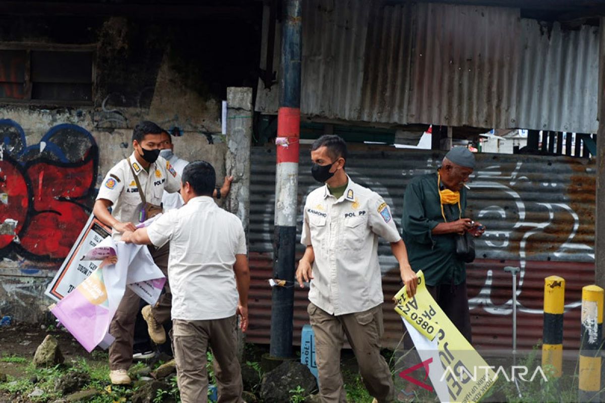 Satpol PP Sleman copot sejumlah spanduk provokatif jelang Pemilu 2024