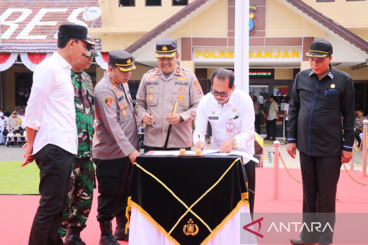 Galeri Foto - Bupati saksikan penandatanganan kesepakatan pengamanan pilkades serentak