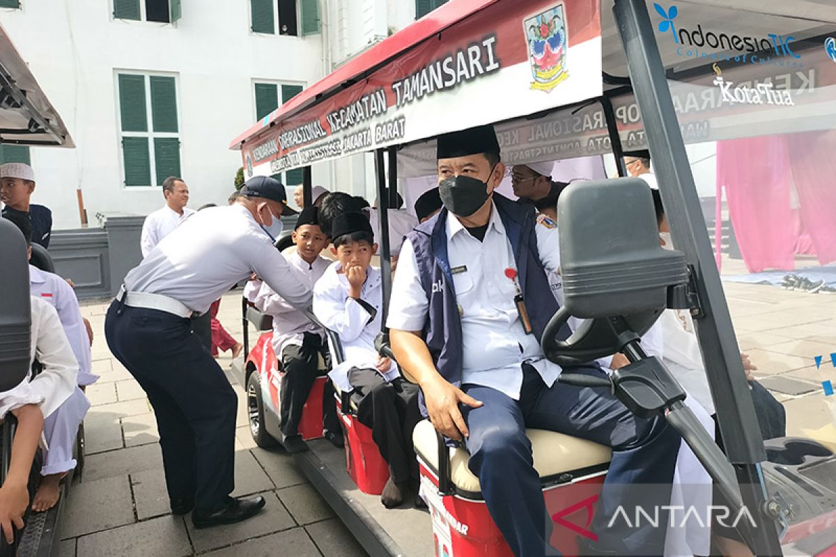 Kecamatan Taman Sari santuni anak yatim sekaligus wisata ke Kota Tua