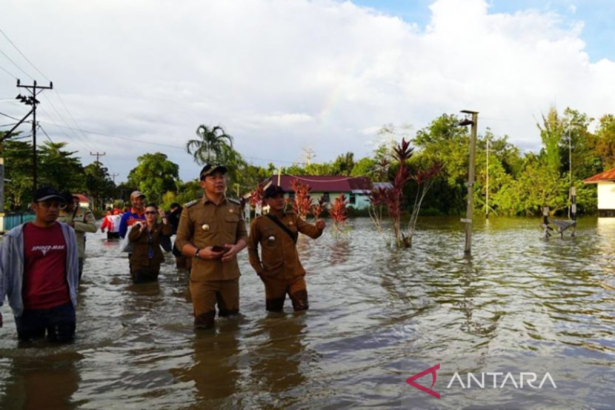 Bupati Kapuas Hulu minta kades laporkan data warga terdampak banjir