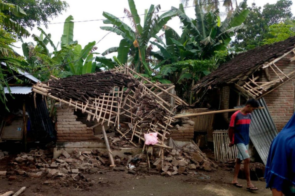 Sejumlah rumah di Lombok Tengah disapu angin puting beliung