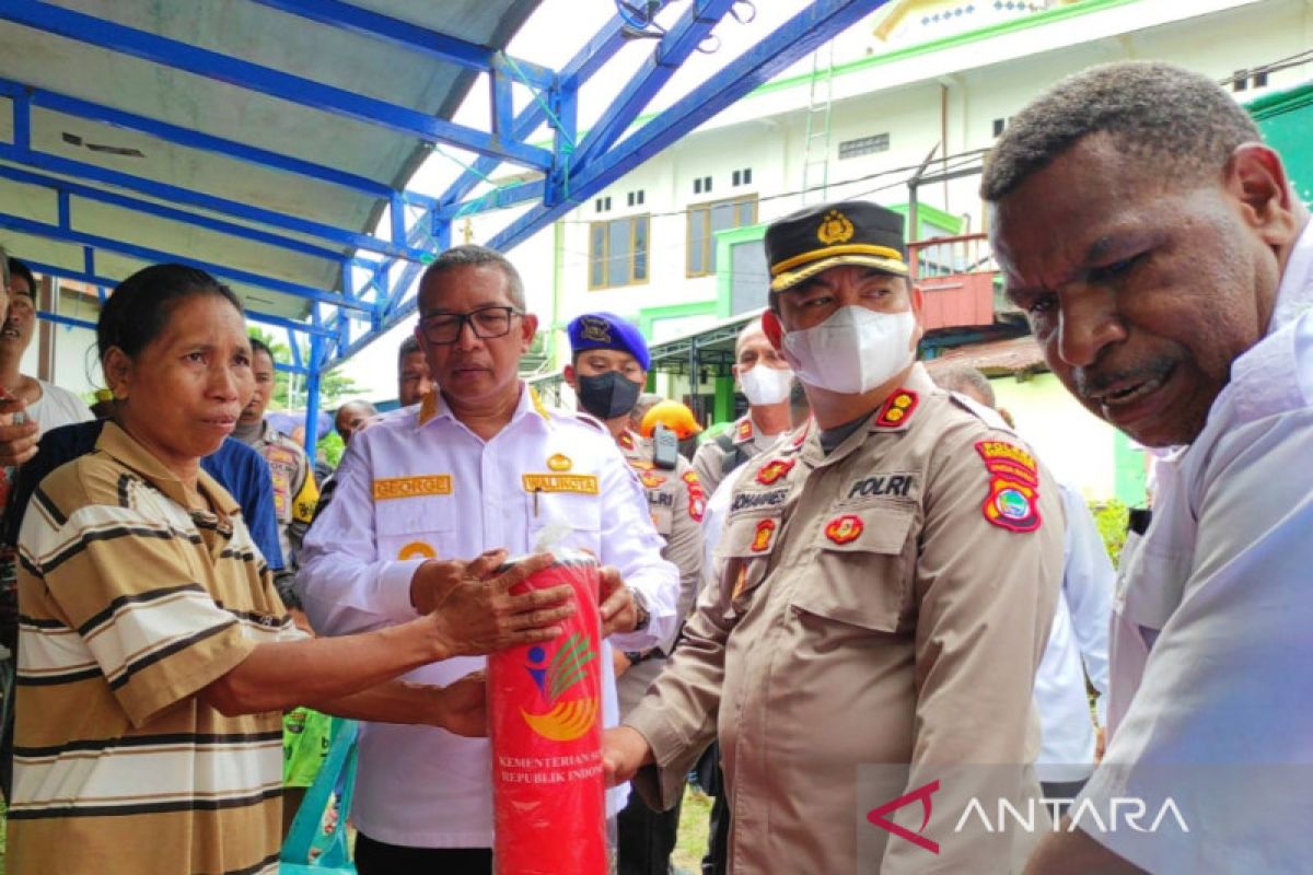 Rumah belasan KK di Pulau Doom terbakar, Pemkot Sorong beri bantuan