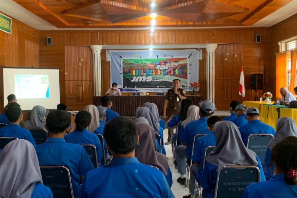 Kejati Sultra edukasi pelajar SMA di Kendari pentingnya taat hukum