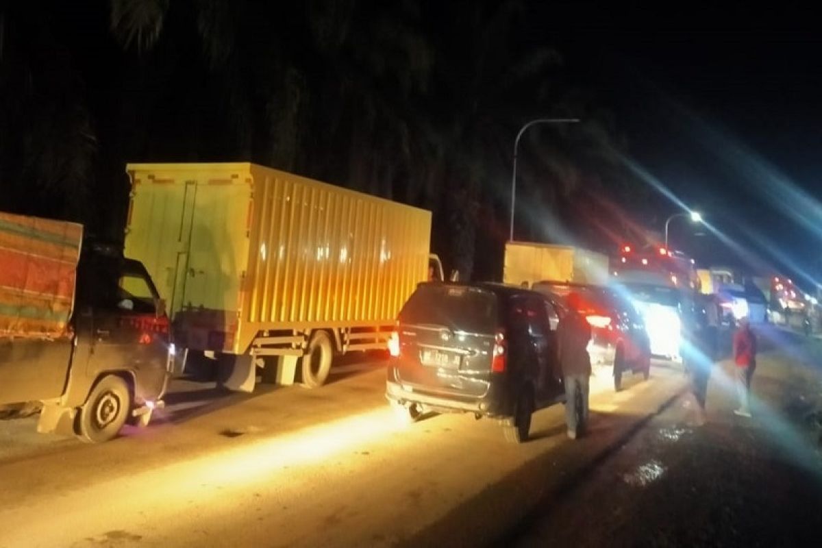 Pengendara terjebak macet 2 km di Aceh Tamiang