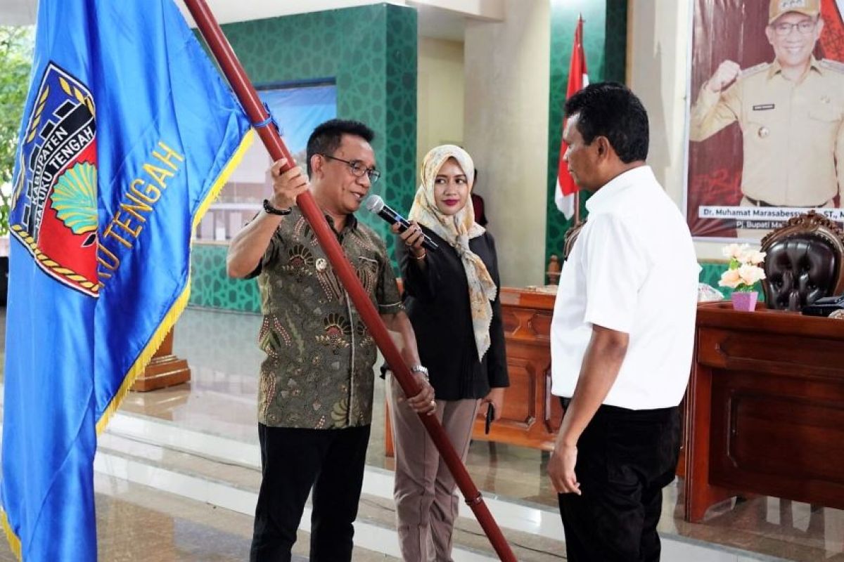 Pj Bupati Maluku Tengah tebar janji bonus untuk peraih medali Popmal IV