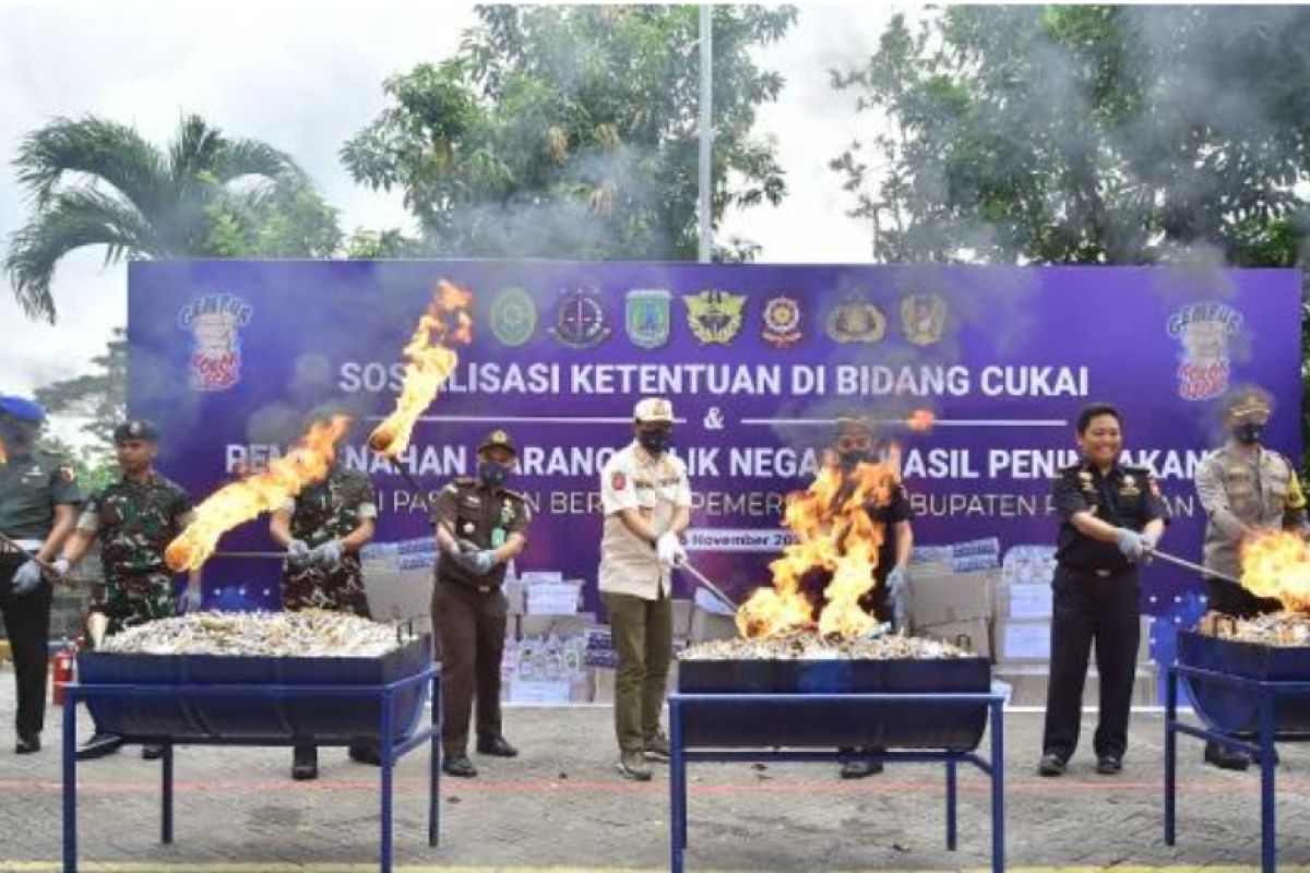 Petugas Bea Cukai Pasuruan musnahkan jutaan batang rokok ilegal