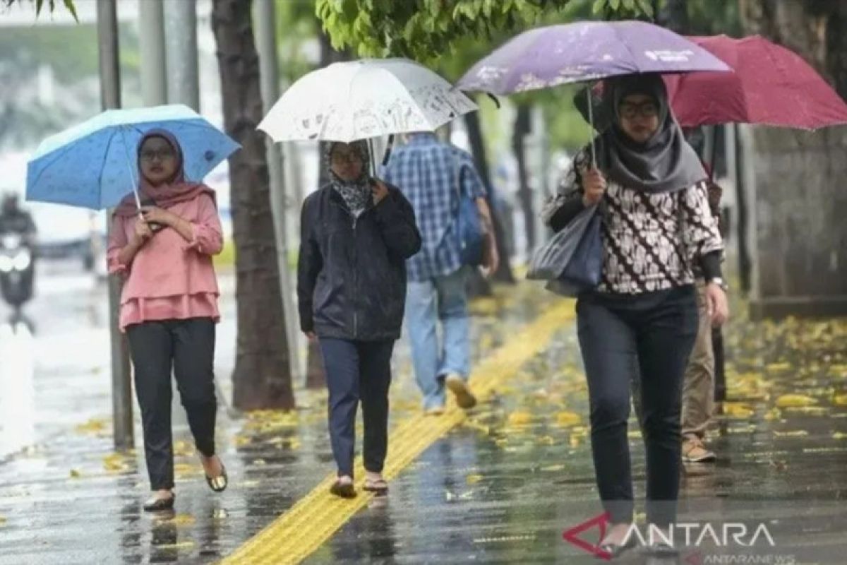 BMKG: Ada potensi hujan intensitas ringan hingga disertai petir