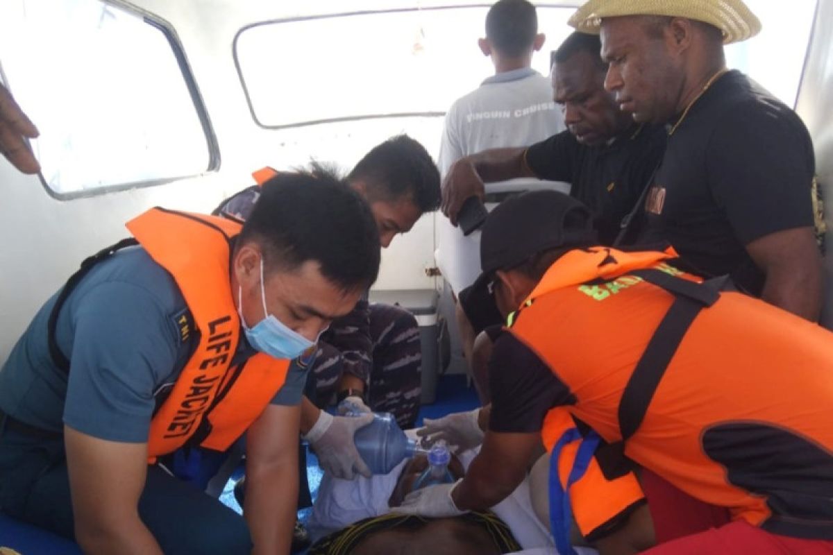 SAR Gabungan evakuasi wisatawan pingsan di Pulau Padar Labuan Bajo