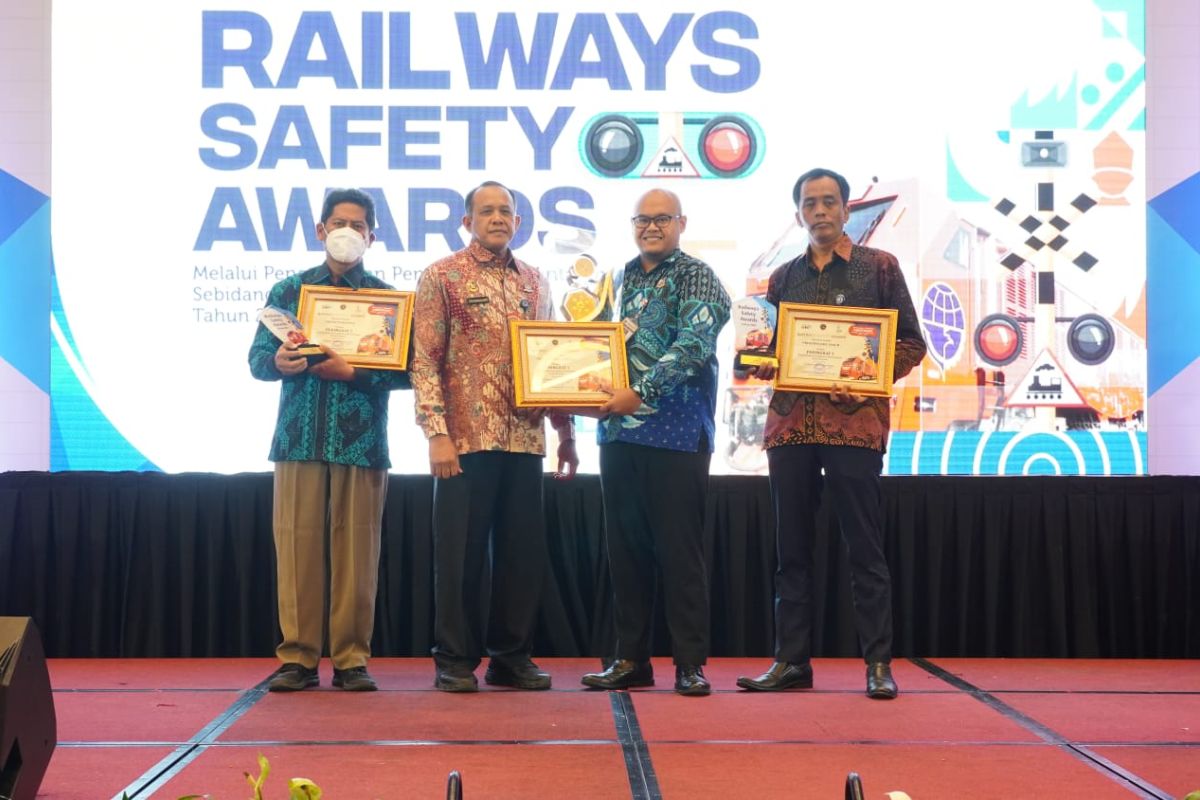 Kemenhub berikan penghargaan Railways Safety Awards 2022 kepada pemda