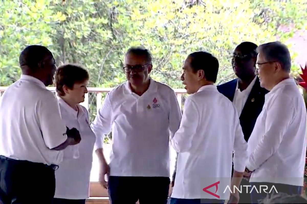 Biden tampil beda, tamu negara lainnya kompak kenakan baju putih dengan logo G20 Indonesia