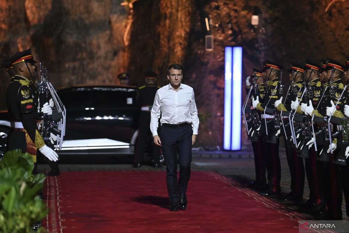 Polisi mengawal Presiden Prancis jalan kaki seusai gala dinner