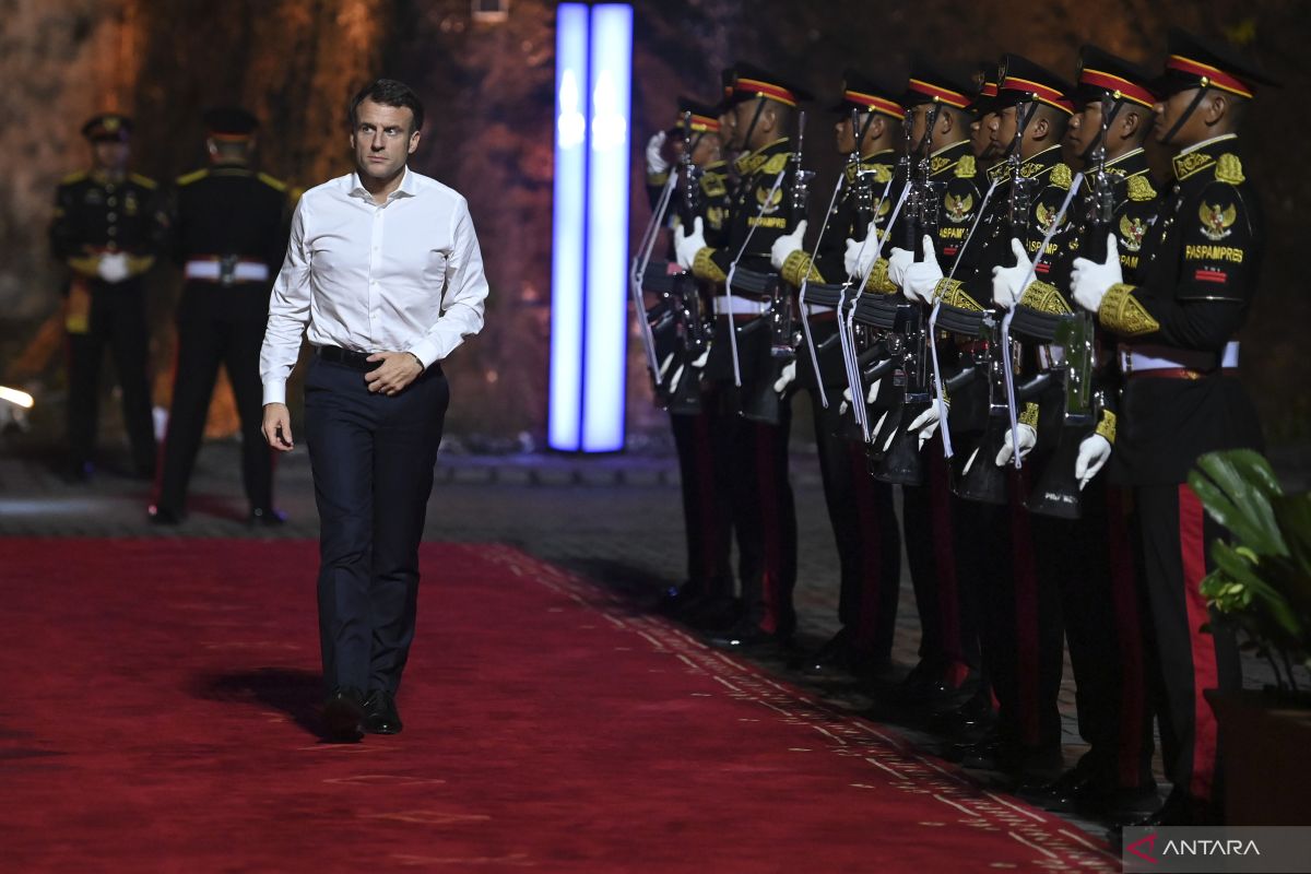 Polisi kawal Presiden Prancis jalan kaki usai gala dinner di GWK
