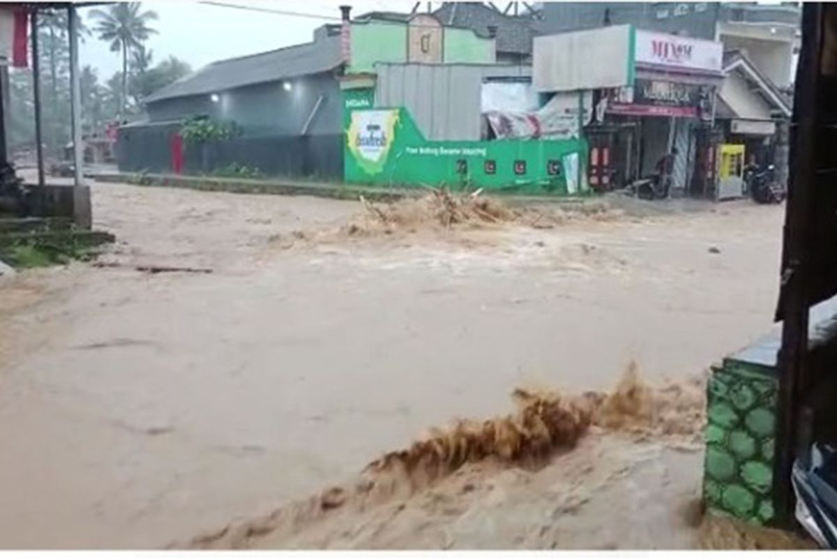 Sungai di pesisir selatan Watulimo Trenggalek kembali meluap
