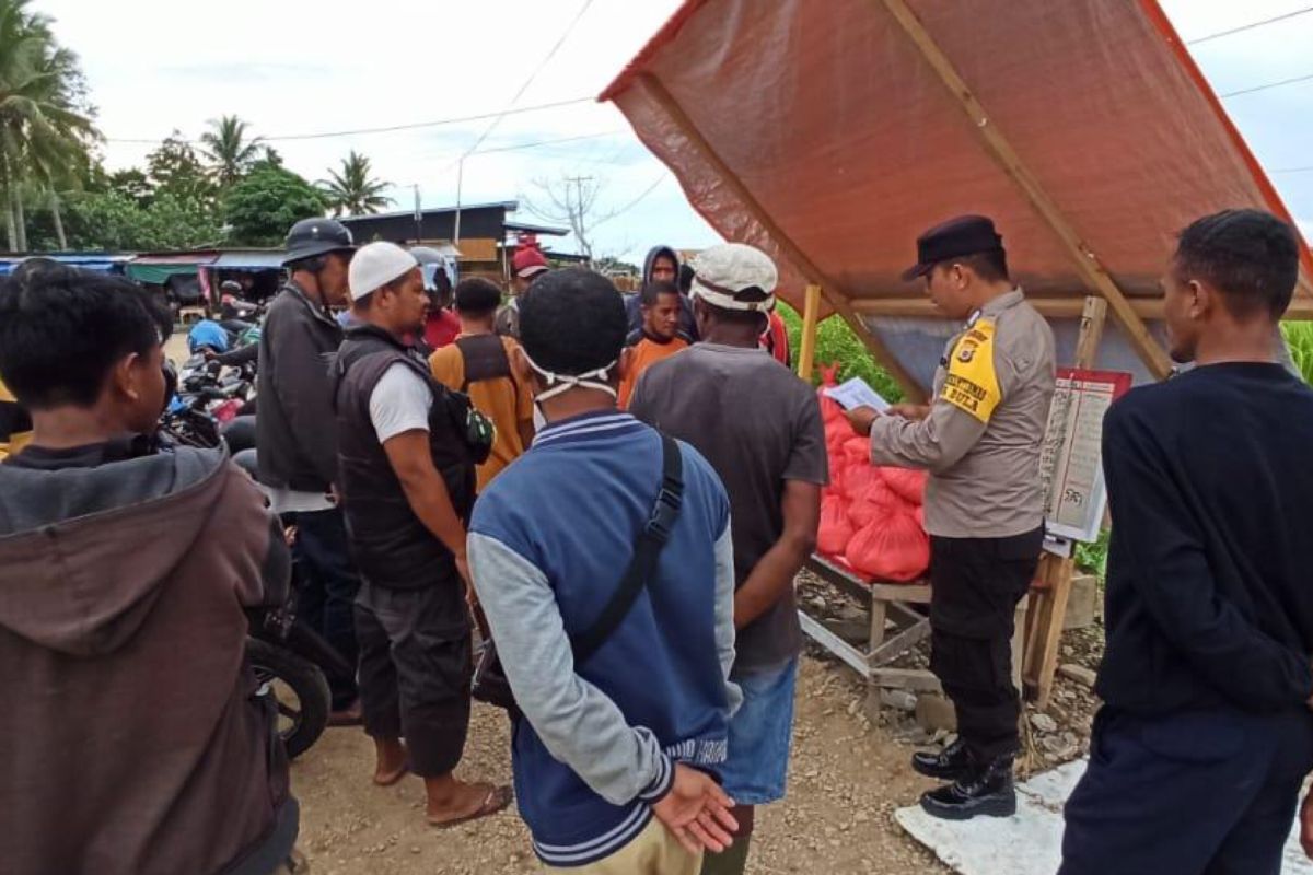 Polres SBT Maluku salurkan bantuan 129 paket sembako kepada warga