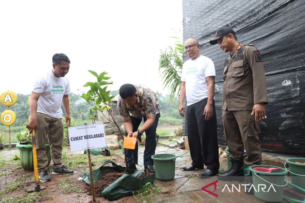 KNPI gandeng Banksasuci Foundation  tanam pohon di pinggiran Sungai Cisadane