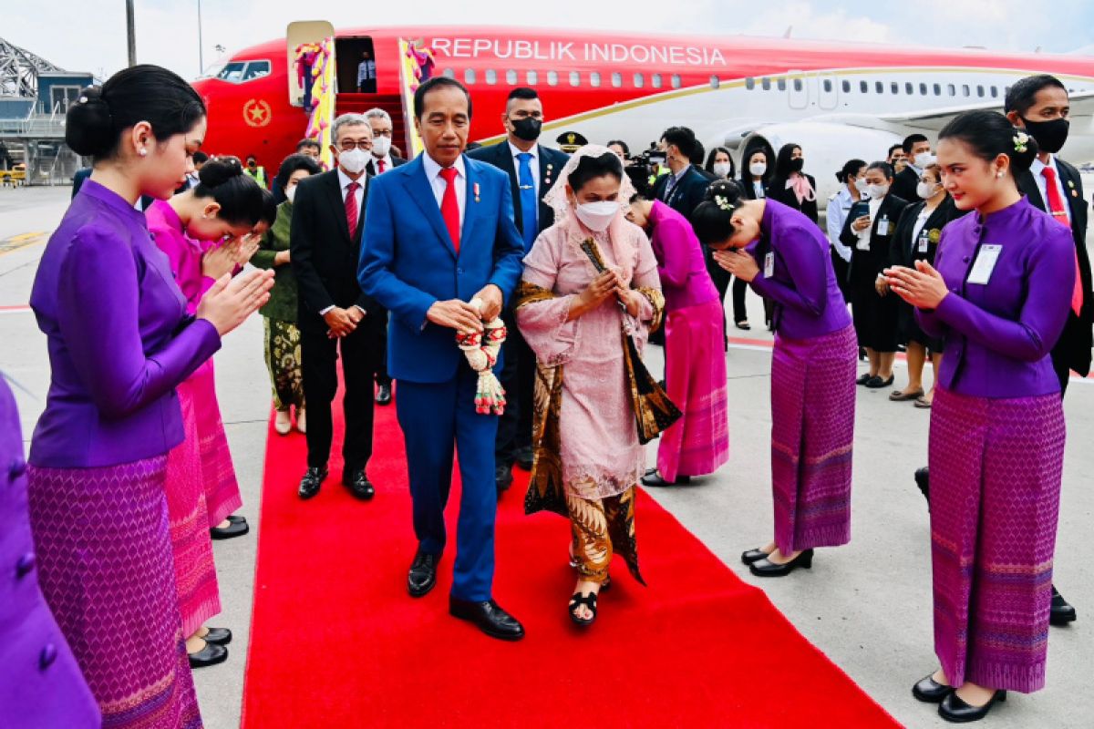 President Widodo arrives in Bangkok for APEC Summit