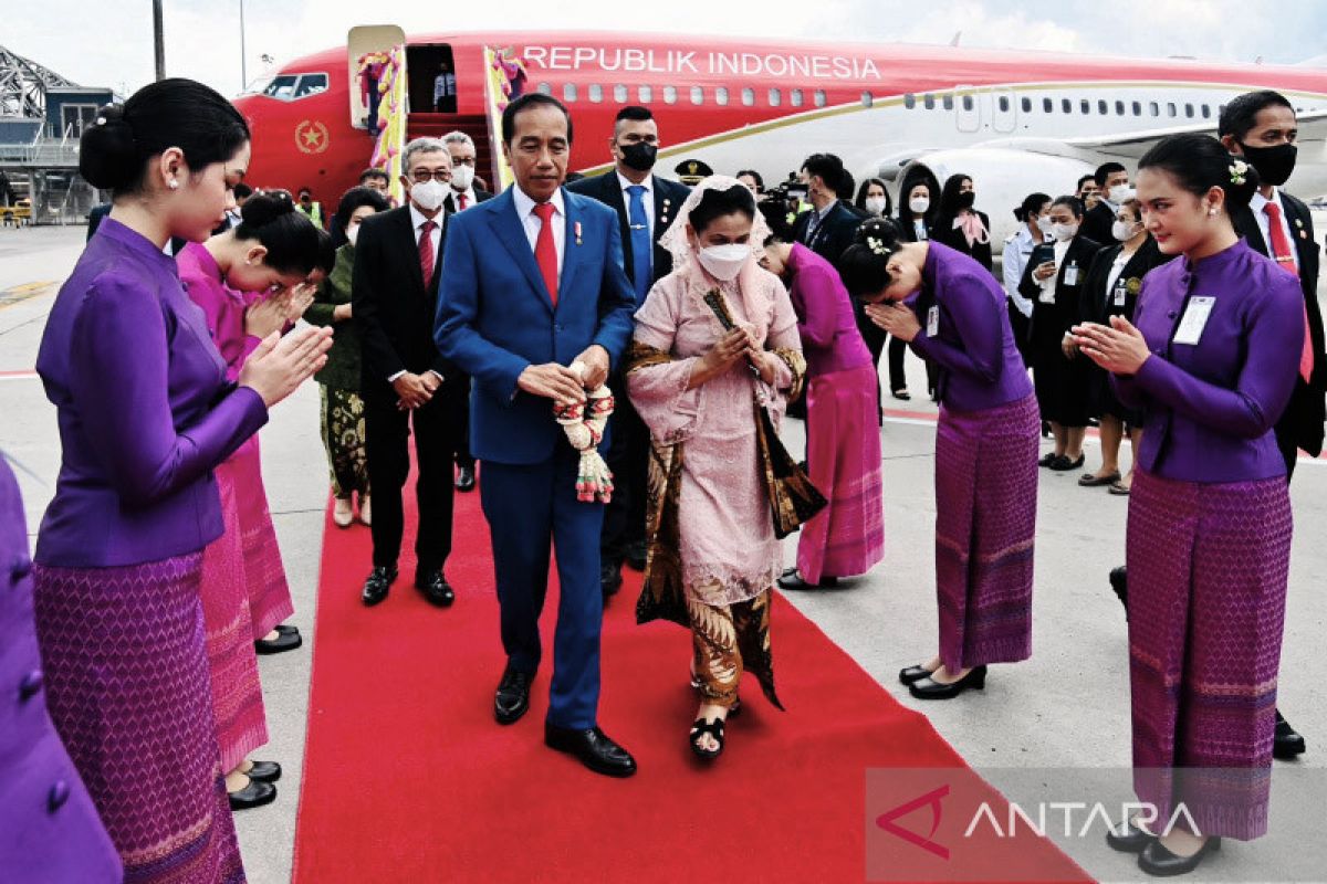 Jokowi beserta rombongan tiba di Bangkok