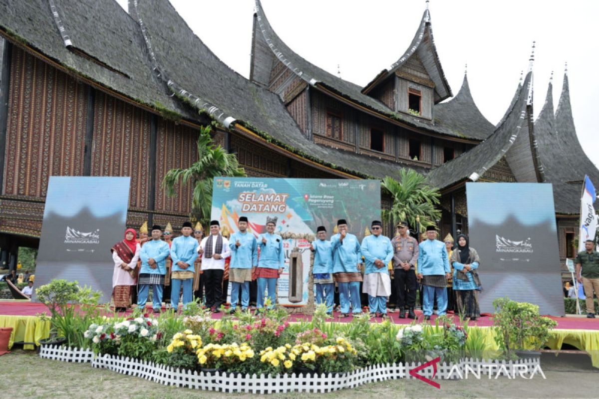 Kemenparekraf Dorong Festival Pesona Minangkabau bertaraf internasional