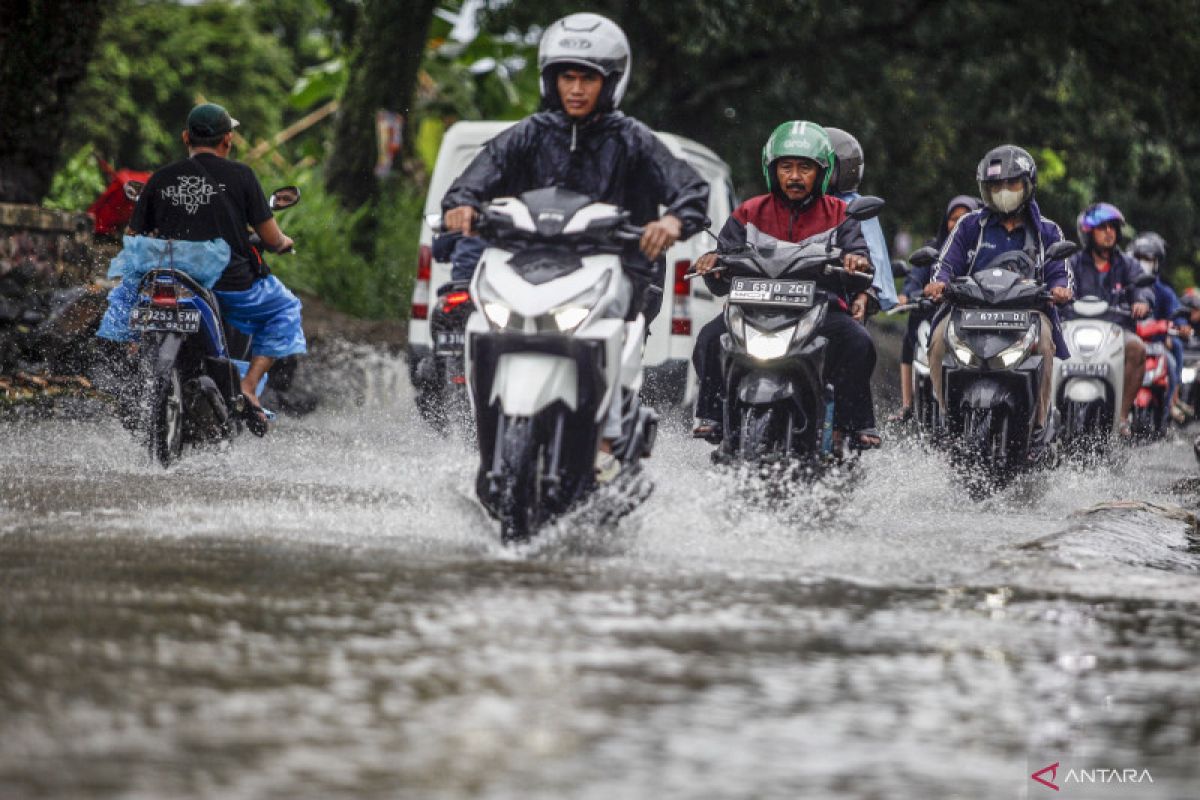 Beberapa wilayah Jawa Timur berpotensi hujan dengan disertai angin kencang