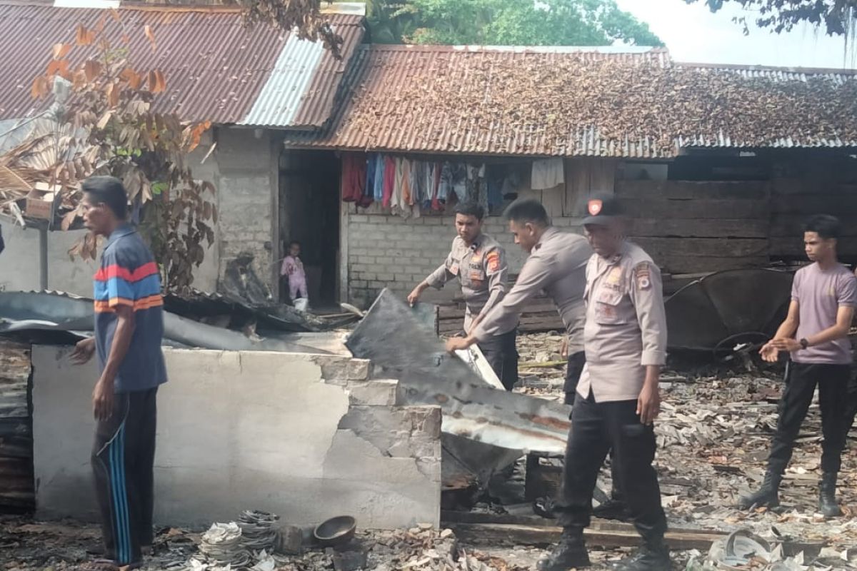 TNI-Polri bantu warga bersihkan puing sisa bentrokan Maluku Tenggara