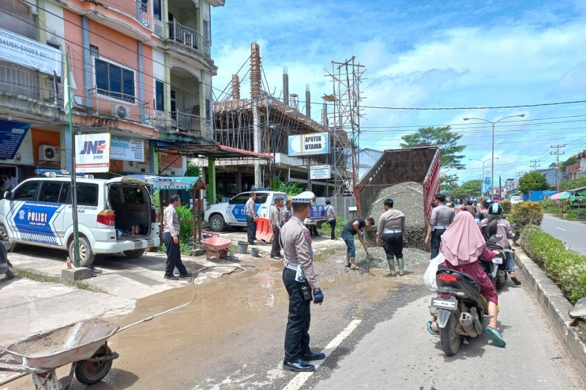 Satlantas Melawi lakukan perbaikan dan penimbunan jaga keselamatan pengguna jalan