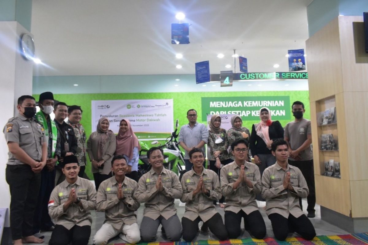 Sepuluh mahasiswa tahfidz terima beasiswa dari  Permata Bank Syariah