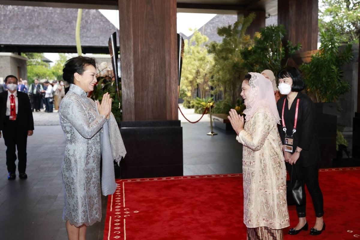 Foto kebersamaan Peng Liyuan dan Ibu Negara RI Iriana Joko Widodo