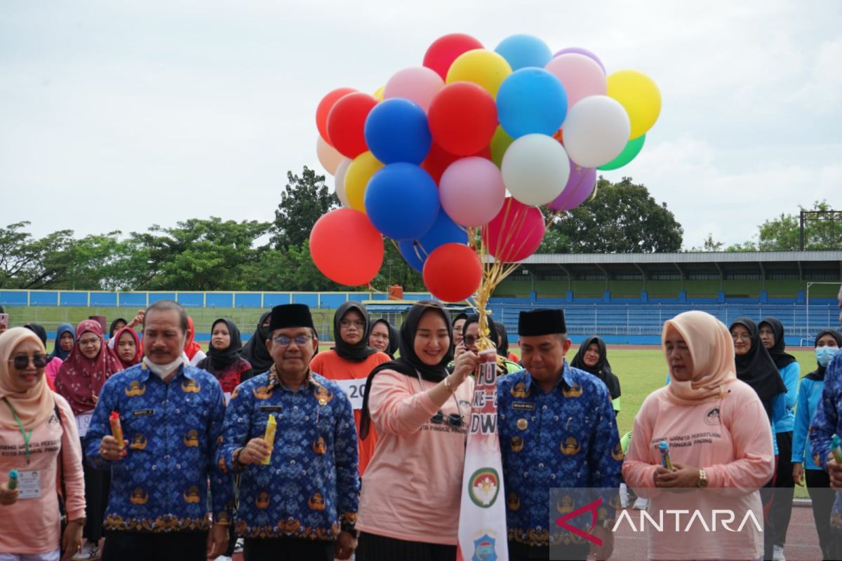 Wali Kota bersama Ketua TP PKK Pangkalpinang gelar lomba lari estafet untuk pengurus dan anggota