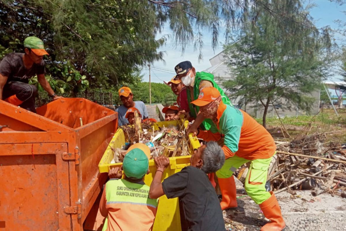 Petugas gabungan tangani sampah 21 meter kubik di Pulau Kelapa