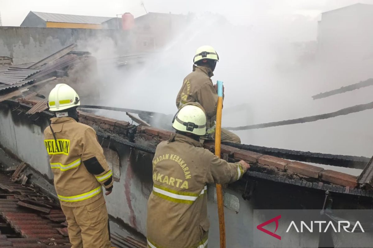 Tiga rumah warga terbakar akibat korsleting listrik di Cakung