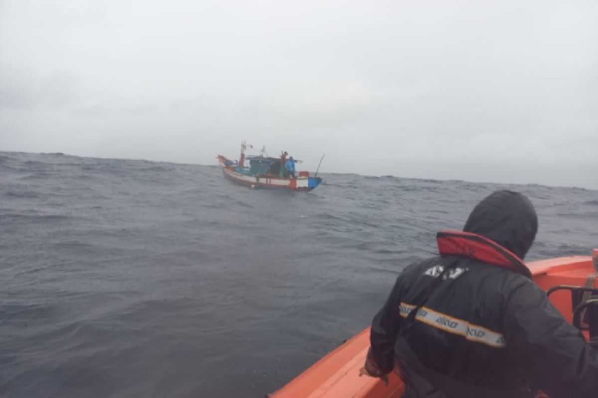 Basarnas Padang selamatkan empat nelayan terapung belasan jam di laut