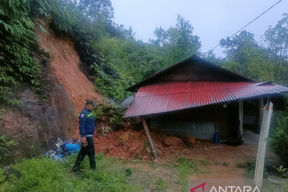 Sejumlah rumah warga rusak parah akibat longsor di Lubuk Selasih Solok