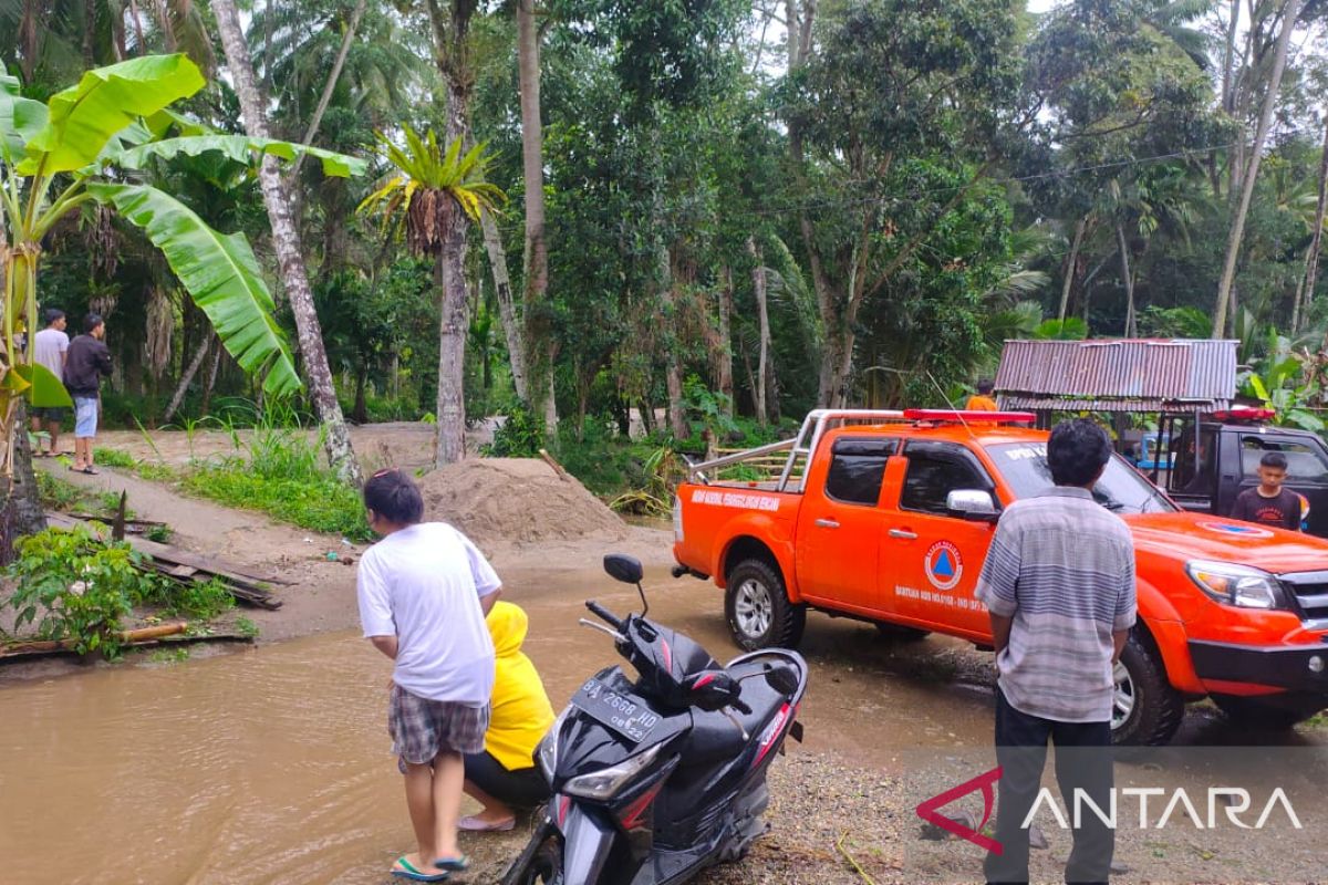 Seorang warga Kabupaten Solok dipatuk ular saat banjir