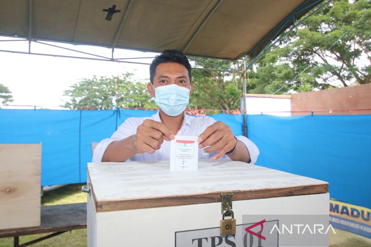 Galeri Foto - Bupati Banjar gunakan hak pilih di pilkades