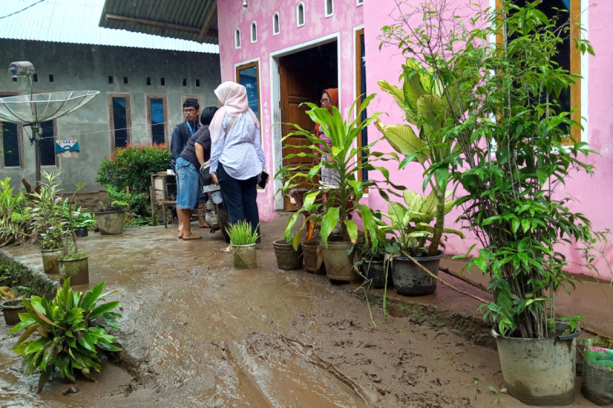 Sejumlah warga bersihkan sisa material banjir di beberapa titik di Kabupaten Solok