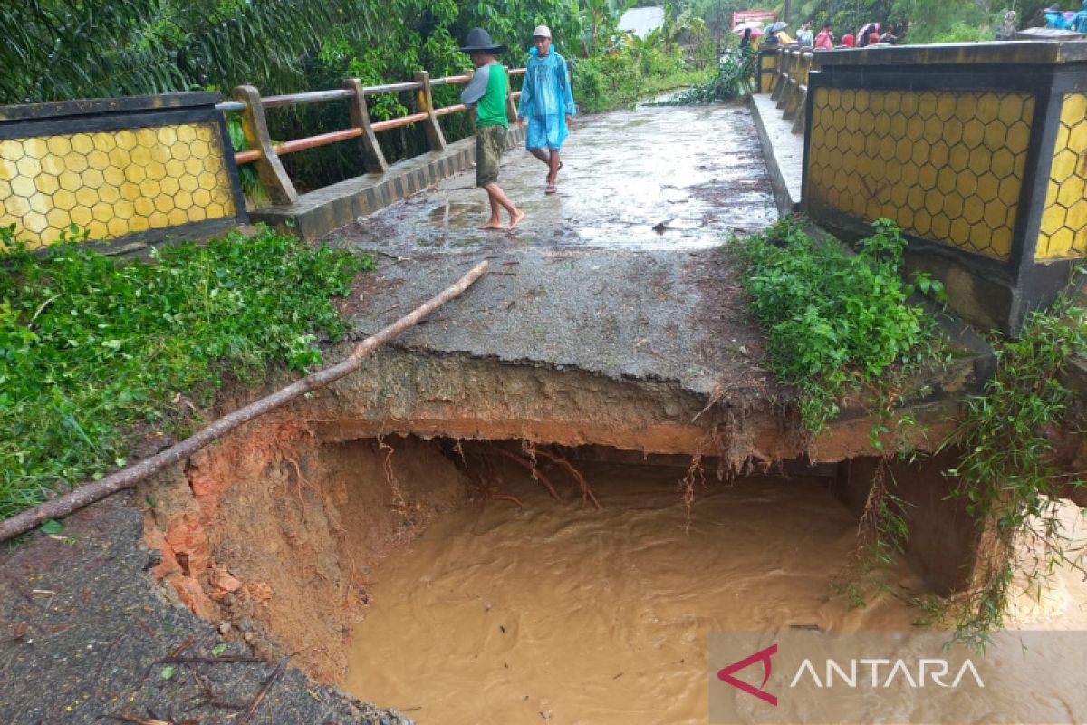 Jembatan di Kabupaten Mukomuko-Bengkulu putus diterjang banjir