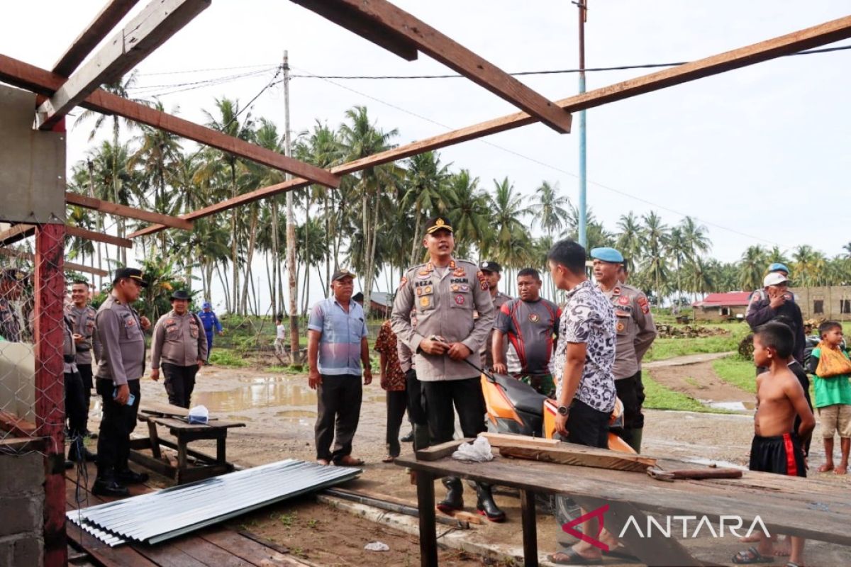 Kapolres Madina kunjungi korban bencana angin puting beliung di Batahan