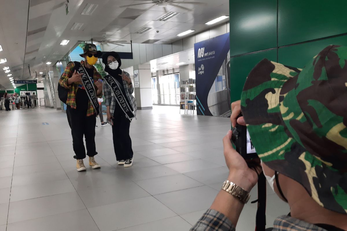 Wisatawan asal Cirebon terkesan dengan tidak adanya antrean di MRT