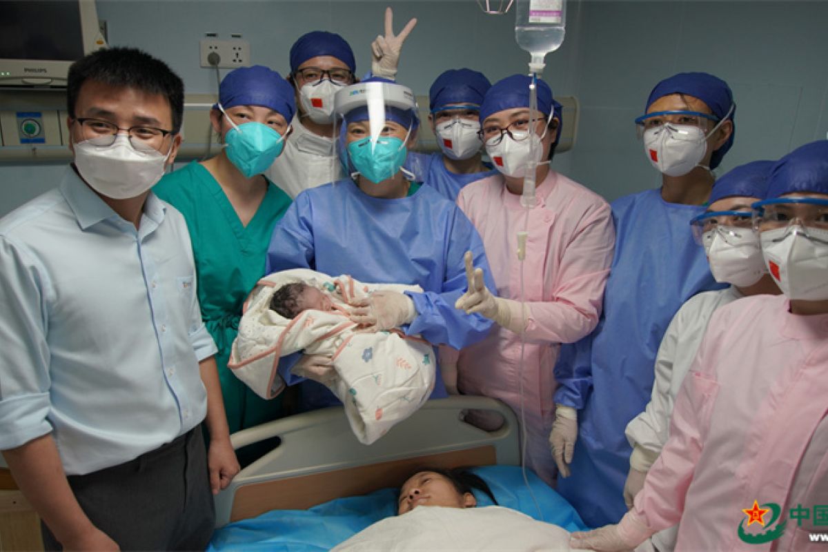 Bayi lahir di kapal rumah sakit Peace Ark China saat sandar di Jakarta