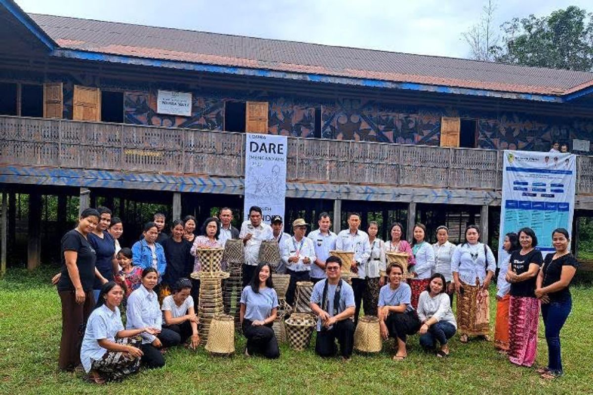 Barito Utara  adakan lomba mengayam rotan di Desa Muara Mea