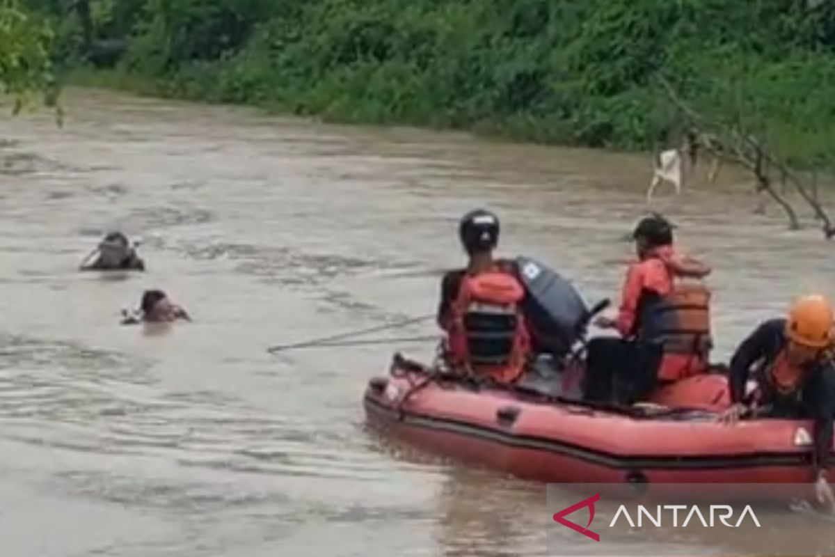 Tim SAR  cari korban yang tenggelam di Sungai Cimanceuri Tangerang